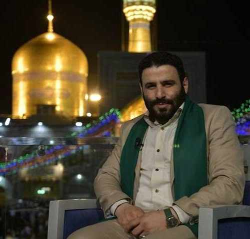 مهدی میرداماد جلو ایوون طلا زانو میزنم